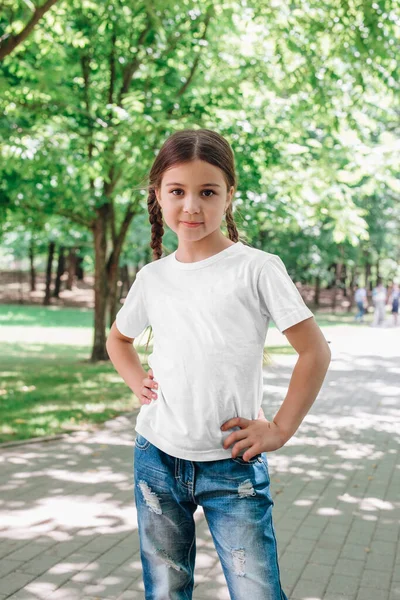 Niña que usa una camiseta blanca en blanco con espacio para su logotipo o diseño al aire libre — Foto de Stock