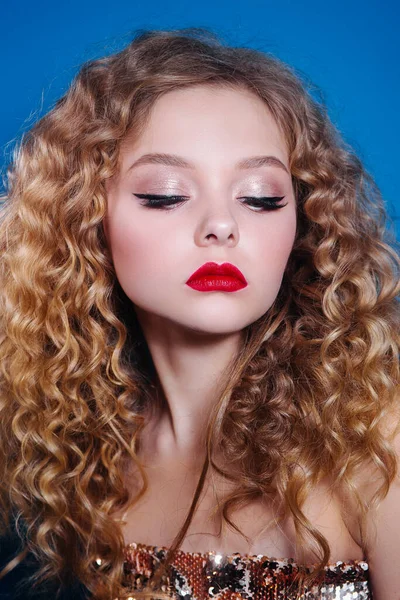 Retrato de estúdio de moda de mulher bonita com afro cachos penteado e maquiagem à noite. Moda e beleza — Fotografia de Stock