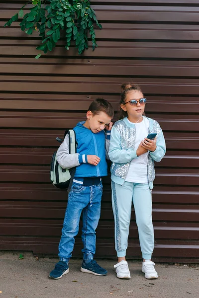Kleine jongen en meisje spelen spel op mobiele telefoon samen — Stockfoto