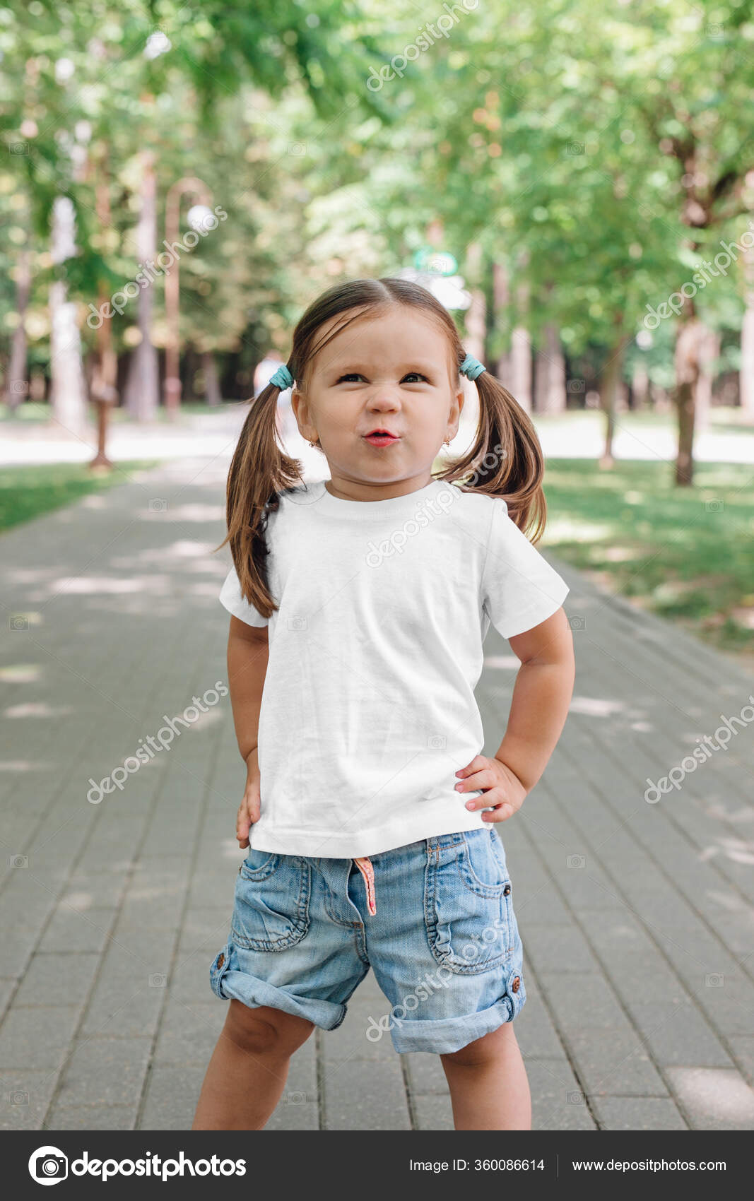 Niña En Una Camiseta Blanca Foto de archivo - Imagen de aislado, felicidad:  45342142