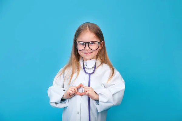 Schattig Weinig Ndian Meisje Arts Met Stethoscoop Terwijl Het Dragen — Stockfoto