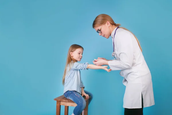 Junge Kinderärztin Führt Impfung Eines Kleinen Mädchens Durch — Stockfoto