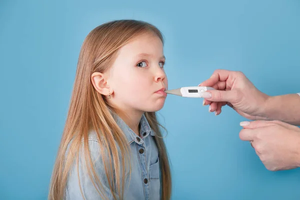 Cute Little Chora Dziewczyna Elektronicznym Termometrem Niebieskim Tle — Zdjęcie stockowe