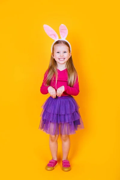 Linda Niña Divertida Está Usando Orejas Conejo Sobre Fondo Azul — Foto de Stock