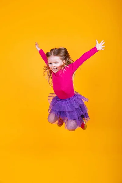 Adorable Niña Pequeña Está Saltando Sonriendo Fondo Del Estudio Amarillo — Foto de Stock