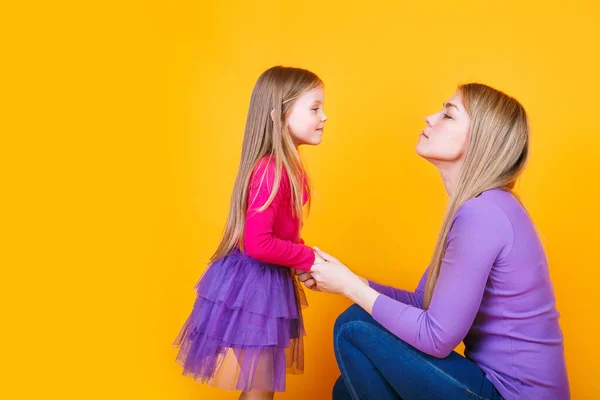 Beautiful Woman Her Cute Little Kid Looking Each Other Smiling — Stock Photo, Image