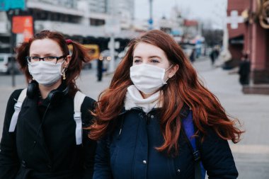 Şehirdeki tıbbi koruyucu maskeli insanlar. COVID-19 Pandemik Coronavirüs