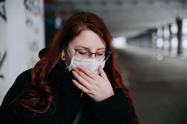 Женщина Чувствует Себя Нехорошо Носить Маску Открытом Воздухе Города — стоковое фото