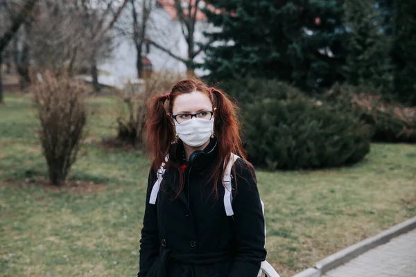 Chica Joven Con Una Cara Protectora Caminando Parque Aire Libre —  Fotos de Stock