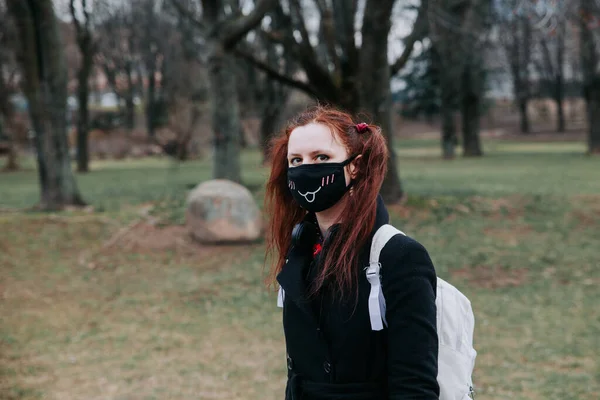 Porträt Eines Jungen Mädchens Mit Maske Stadtpark — Stockfoto