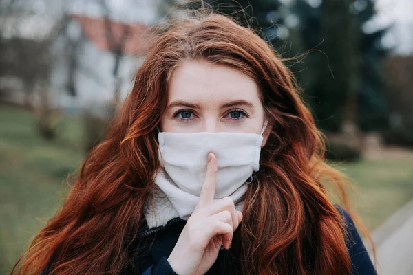 Mujer Joven Con Una Máscara Médica Cara Sostiene Dedo Índice — Foto de Stock