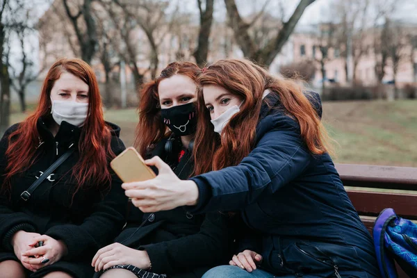 Mooie Vrouwen Dragen Beschermende Masker Nemen Selfie Stad Straat — Stockfoto
