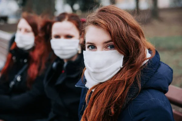 Personer Som Bär Medicinska Masker Influensa Eller Smittsam Pandemi Parken — Stockfoto