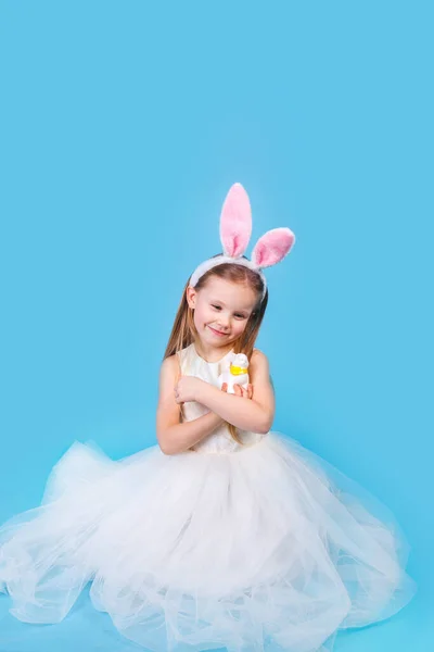 Bonita Niña Conejito Pascua Sentado Fondo Del Estudio Azul — Foto de Stock