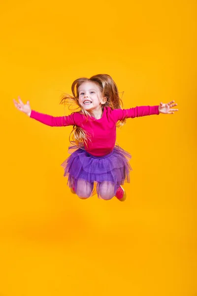 Longitud Completa Adorable Niña Ropa Colorida Sonriendo Saltando Sobre Fondo — Foto de Stock