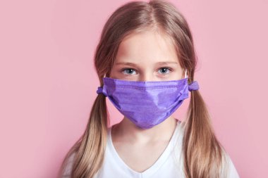 Küçük çocuk onu virüs, hastalık, Covit-19 ve Coronavirus enfeksiyonu konseptinden korumak için tıbbi maske ya da cerrahi maske kullanıyor..