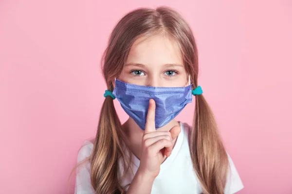 Dzieciak Masce Ochronnej Pokazuje Znak Shh Tle Koloru Covid19 Wirus — Zdjęcie stockowe