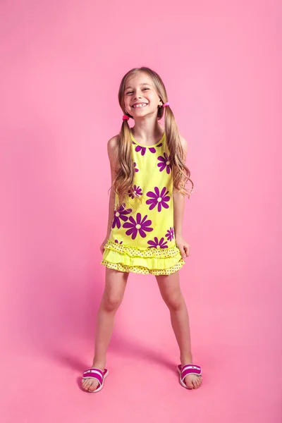 Niña Alegre Vestido Verano Posando Sobre Fondo Color Rosa Concepto — Foto de Stock