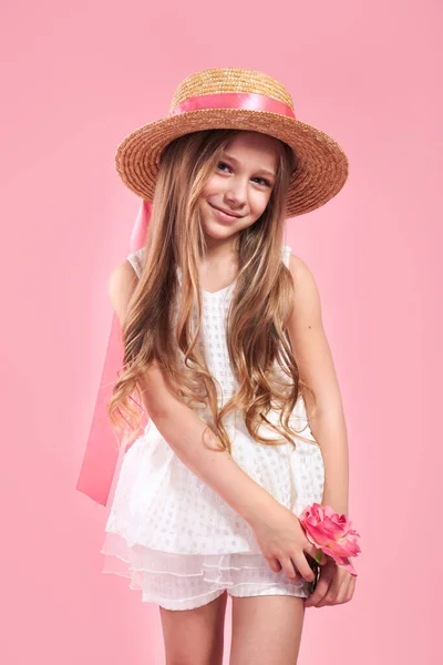 Hermosa Niña Posando Con Una Flor Lujoso Vestido Blanco Sombrero — Foto de Stock