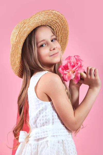 Γοητευτικό Κορίτσι Καλοκαιρινά Ρούχα Και Ψάθινο Καπέλο Κρατά Ένα Λουλούδι — Φωτογραφία Αρχείου