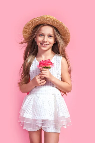 Linda Niña Con Pelo Largo Sosteniendo Flor Usando Sombrero Paja — Foto de Stock