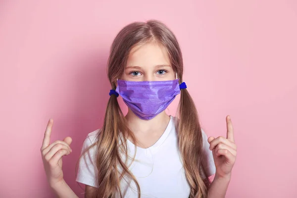 Retrato Niño Con Máscara Facial Apuntando Con Dedo Hacia Arriba — Foto de Stock