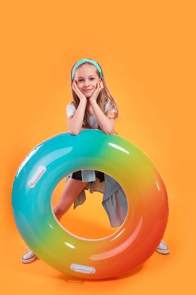 Menina Criança Feliz Com Anel Natação Fundo Amarelo Colorido Conceito — Fotografia de Stock