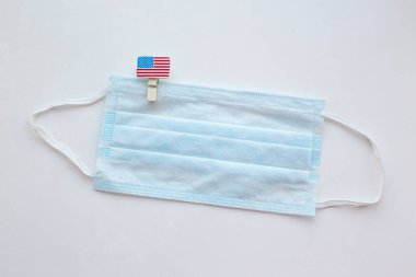 Coronavirus dünyada. Mavi maskeli ABD bayrağı. COVID-19 salgını.