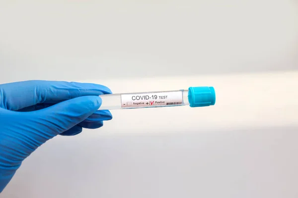 Coronavirustest Bij Artsen Witte Achtergrond Covid Test — Stockfoto