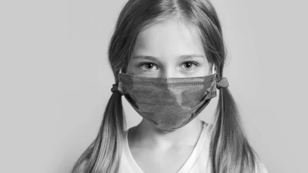 Little Kid Uses Medical Mask Surgical Mask Protect Her Virus — Stock Photo, Image