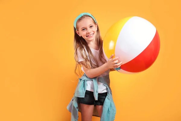 Αστεία Χαρούμενο Παιδί Καλοκαίρι Κρατώντας Beachball Κίτρινο Φόντο Καλοκαίρι Έννοια — Φωτογραφία Αρχείου