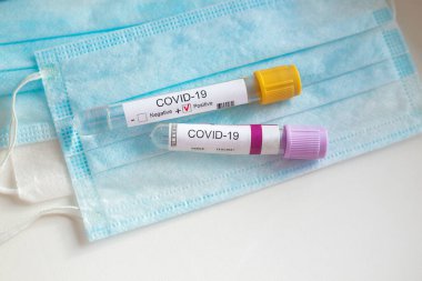 Beyaz arka planda Coronavirus testi ve koruyucu maske. Covid 19 yuvası