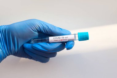 Doktorlarda Coronavirus testi beyaz arka planda yapılır. Covid-19 testi
