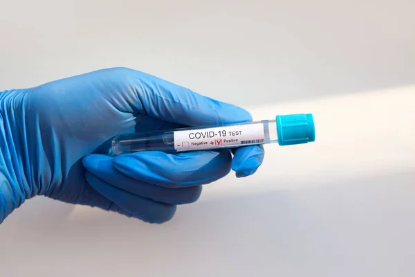 Coronavirustest Bij Artsen Witte Achtergrond Covid Test — Stockfoto