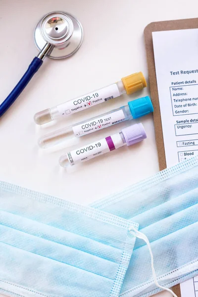 Koncepcja Badania Krwi Koronawirusa Stół Laboratoryjny Formą Medyczną Test Koronawirusowy — Zdjęcie stockowe