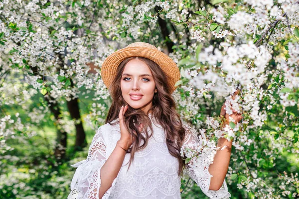 Feliz hermosa mujer joven en el parque de flores de primavera . — Foto de Stock