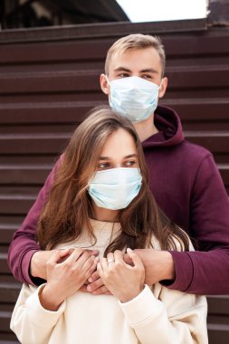 Korkak genç çift şehirde yeni Coronavirus Covid 19 'dan beri maske takıyor.