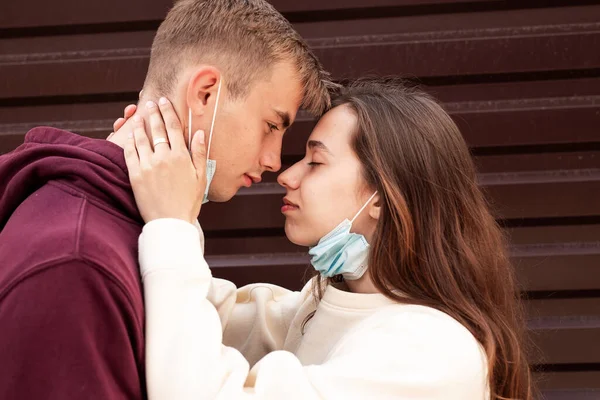 Jeune couple se rencontrent en quarantaine dans la rue de la ville — Photo