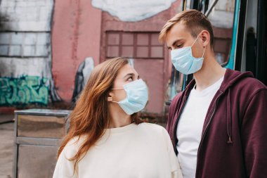 Sokakta maske takan genç bir çift.