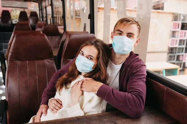 Unga Par Buss Reser Tillsammans Bär Hygienisk Mask För Att — Stockfoto