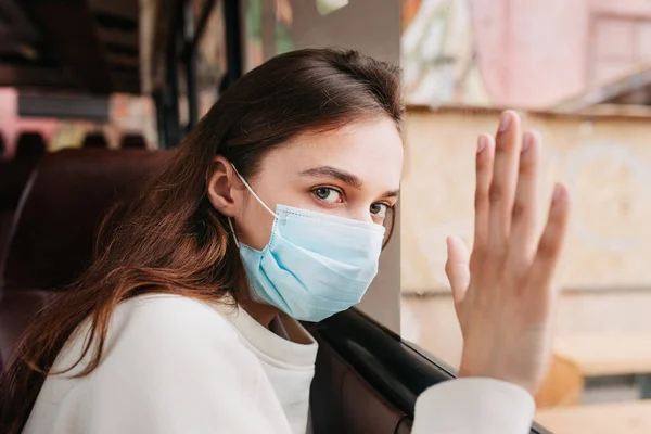 Mujer Joven Máscara Médica Permanecer Aislado Casa Para Auto Cuarentena — Foto de Stock