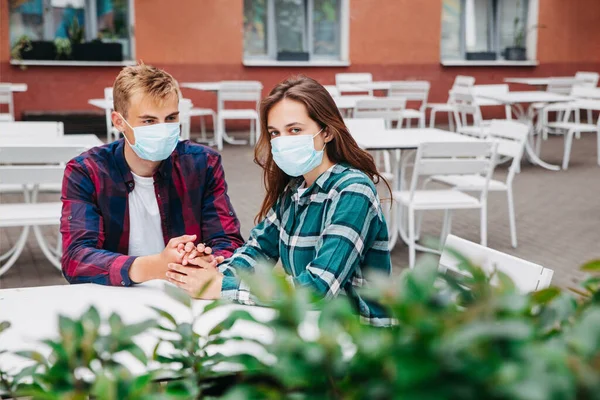 Coppia Carina Indossando Maschere Mediche Protettive Seduti Tavola Parlando Strada — Foto Stock