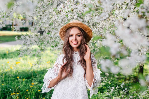 Hermosa Mujer Sombrero Paja Fondo Del Arbusto Primavera — Foto de Stock