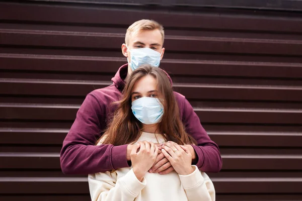 Unga Par Kramas Bär Ansiktsskydd Mask Staden Sedan Nya Coronavirus — Stockfoto