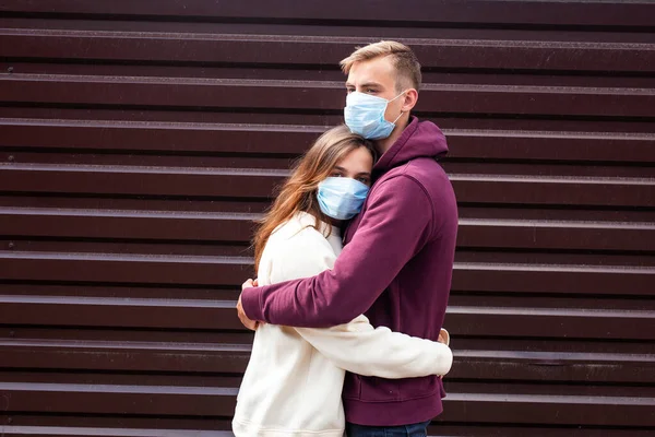 Quarantena Romantica Giovane Coppia Che Abbraccia Con Maschere Mediche Protettive — Foto Stock