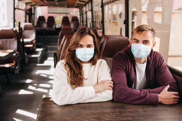 Unga Par Buss Reser Tillsammans Bär Hygienisk Mask För Att — Stockfoto