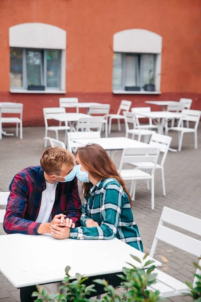 Couple Protective Masks Sitting Street Closed Cafe Case Quarantine Pandemic — Stock Photo, Image