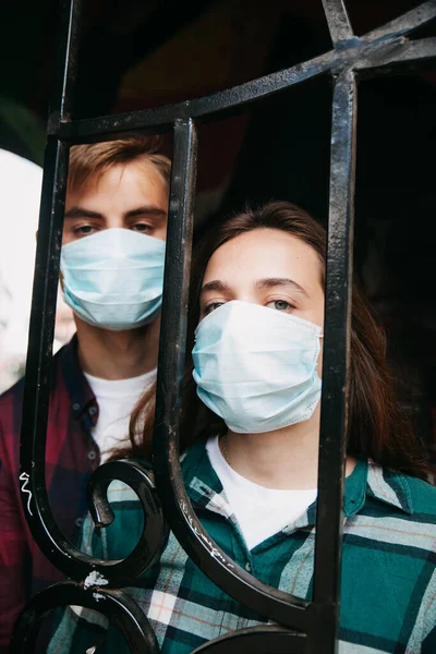 Auto Isolamento Pandemia Coppia Maschere Protettive Quarantena — Foto Stock