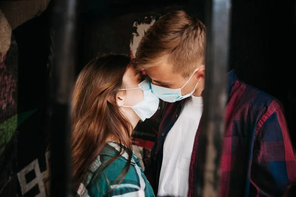 Par Kärlek Man Och Kvinna Kysser Varandra Skyddande Medicinsk Mask — Stockfoto