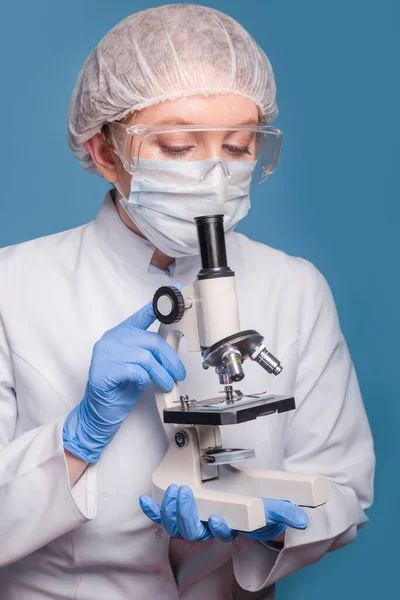 Vrouwelijke Wetenschapper Werkzaam Het Cdc Laboratorium Coronovirus Test — Stockfoto